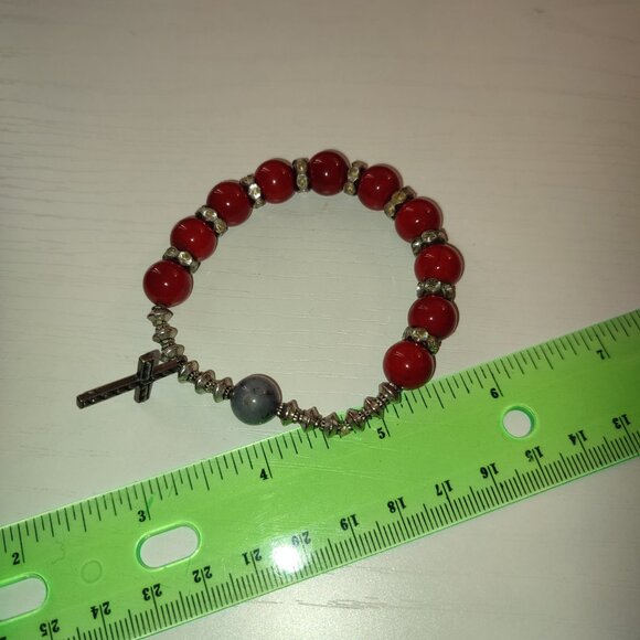 Deep Red Stone Beads Bracelet Cross Charm Christian Vintage Silver Metal Elastic - Picture 2 of 6